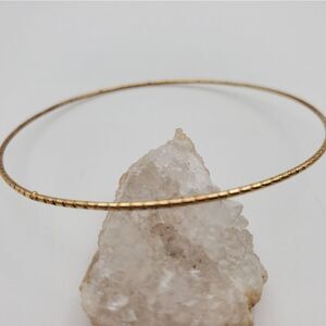 The dotted line gold tone‎ spackle bracelet B1633